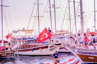 Kimliği belirsiz kişi deniz yelken ya da tekne turu Bodrum limanında gidin. Bodrum,Turkey.23 Ağustos 2017.