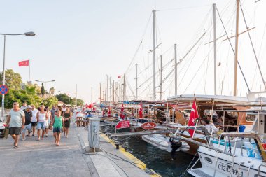 Kimliği belirsiz kişi mavi gökyüzü ile Bodrum'da kıyısında yürümek. Bodrum,Turkey.23 Ağustos 2017.