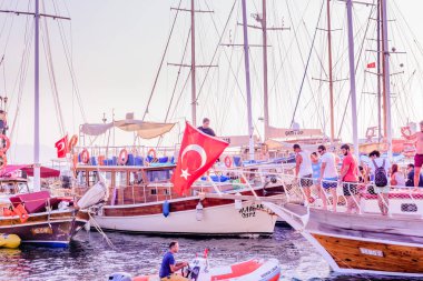 Kimliği belirsiz kişi deniz yelken ya da tekne turu Bodrum limanında gidin. Bodrum,Turkey.23 Ağustos 2017.