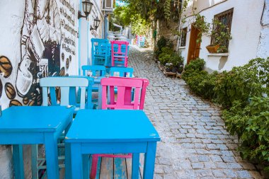 Izmir, Türkiye'de popüler bir hedef için seyahat ve tatil Alaçatı bölgesinde Cesme.Alacati sokak görülmektedir.