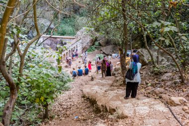 Mağara Silifke ilçesindeki Cennet Çöküğü doğru taş merdivenle kimliği belirsiz insanlar. Meryem Ana Kilisesi St. Paulus tarafından inşa arka planda olduğunu. Mersin Turkey.29 Ağustos 2017.
