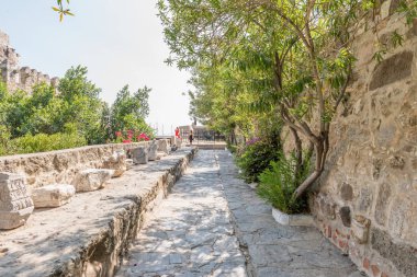 Kimliği belirsiz kişi yürümek ve St. Peter Kalesi veya Bodrum Kalesi, Turkey.23 Ağustos 201 keşfetmek