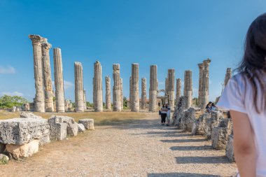 Yürüyüş ve Zeus Tapınağı'nda Ağustos 2017 Uzuncaburc,Silifke,Mersin,Turkey.29 içinde bulunan antik antik kenti keşfetmek tanımlanamayan turist