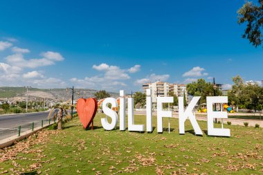 Silifke kasaba adı harfleri Park şehrin girişinde şeklinde kalp ile. Silifke, Mersin, Türkiye.