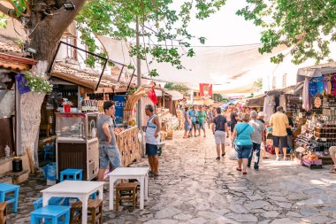 Kimliği belirsiz kişi yürümek ve Şirince Köyü, Selçuk, Izmir, Türkiye'de popüler bir hedef alışveriş yapmak. 21 Ağustos 2017