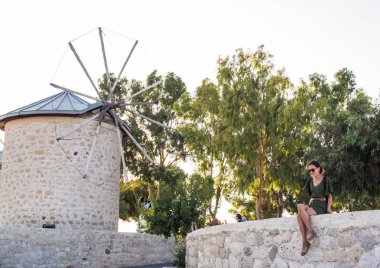 İnsanlar eski eski taş yel değirmenleri Alaçatı şehir, seyahat ve tatil Izmir,Turkey.26 Ağustos 2017 için popüler bir hedef güneşli bir günde ziyaret edin.