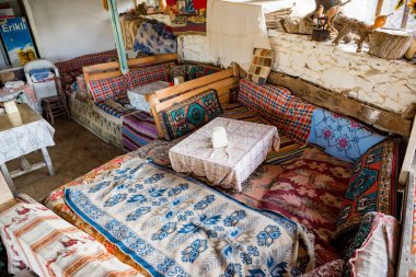 Nerede geleneksel yemek Gozleme(pastries,pancake) Şirince Köyü, Selçuk, Izmir, Türkiye'de satılan köşe yeme bir restoran manzara. 21 Ağustos 2017