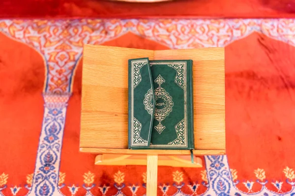Старая Древняя Рахль Кафедра Используется Качестве Мебели Чтения Мусульманской Священной — стоковое фото
