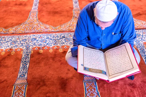 Неизвестные Турецкие Мусульмане Мусульмане Читают Коран Мечети Сулеймание Украшенной Исламскими — стоковое фото