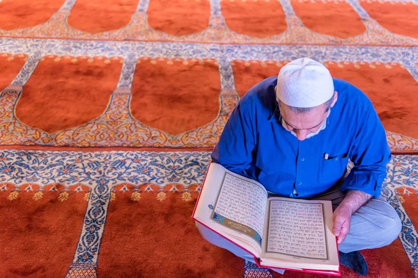 Turecký Man Čtení Kuran Koran Sulejmanovy Mešity Svátek Měsíce Ramadánu — Stock fotografie