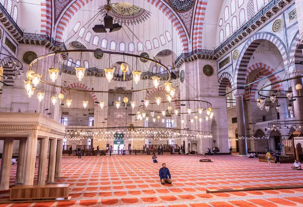 Oidentifierade Turkiska Muslimska Män Süleymaniyemoskén Dekorerad Med Islamiska Element Och — Stockfoto