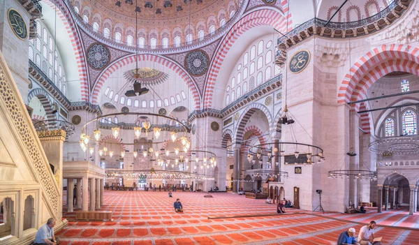 Неопознанные Турецкие Мусульмане Молятся Мечети Сулеймание Украшенной Исламскими Элементами Спроектированной — стоковое фото