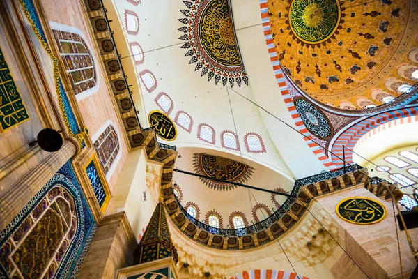 Istanbul, Türkiye 05 Haziran 2017: Kubbe iç görünümünü ve tavan Süleymaniye Camii, Istanbul 'un en büyük Camisi 1550-1580 tasarımını baş Osmanlı mimarı Mimar Sinan tarafından inşa edilmiştir. Turistler ve yerel halkın bu tarihsel landmar ziyaret edin