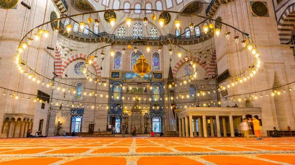 Hombres Musulmanes Turcos Identificados Rezando Mezquita Suleymaniye Decorados Con Elementos — Foto de Stock