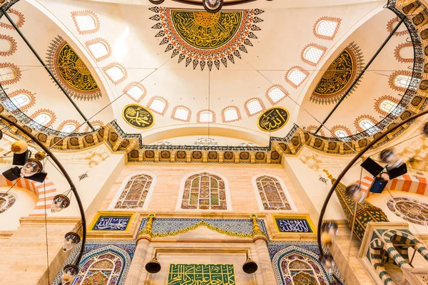Istanbul, Türkiye 05 Haziran 2017: Kubbe iç görünümünü ve tavan Süleymaniye Camii, Istanbul 'un en büyük Camisi 1550-1580 tasarımını baş Osmanlı mimarı Mimar Sinan tarafından inşa edilmiştir. Turistler ve yerel halkın bu tarihsel landmar ziyaret edin