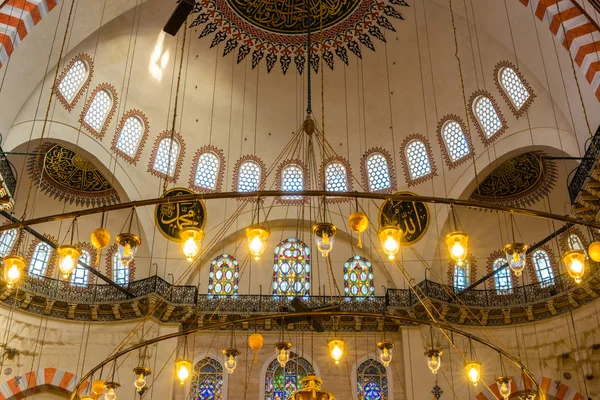 2017年6月05日 土耳其伊斯坦布尔 苏莱曼清真寺的圆顶和天花板的内部视图 伊斯坦布尔最大的清真寺是在1550 1580 由奥斯曼帝国建筑师 Mimar 的设计建造的 游客和当地人参观这个历史 Landmar — 图库照片