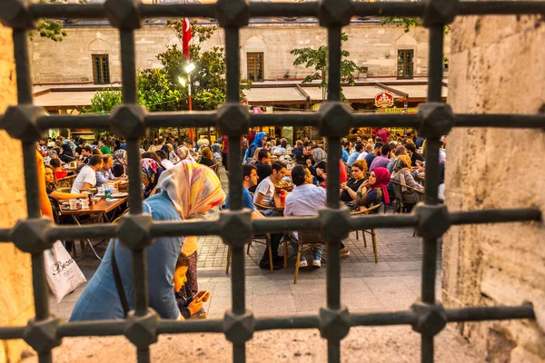 Stambuł Turcja Czerwca 2017 Ludzie Jedzenie Podczas Ramadanu Iftar Wieczorny — Zdjęcie stockowe