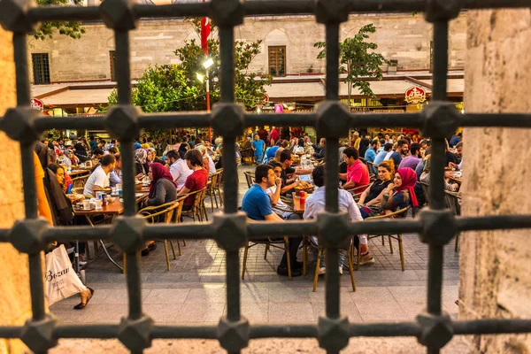 Istanbul Törökország 2017 Június Ember Eszik Iftar Vacsora Vacsora Ramadán — Stock Fotó