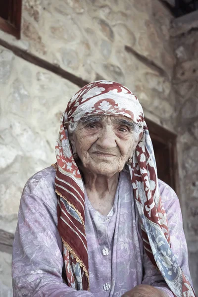 Belirsiz eski Türk Müslüman kadın kamera için poz veriyor. — Stok fotoğraf