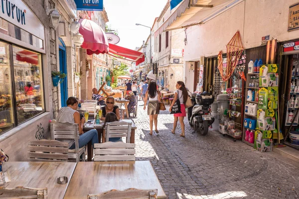 Αγνώστων Στοιχείων Άνθρωποι Περπατούν Ένα Δρόμο Καφετέρια Και Εστιατόριο Τραπέζια — Φωτογραφία Αρχείου