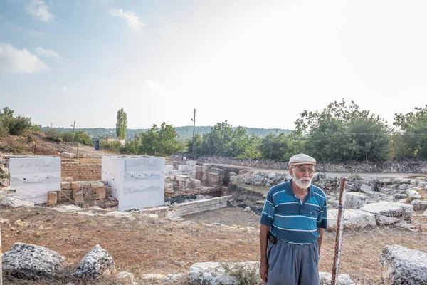 Niezidentyfikowany Mężczyzna Stojący Przed Amphitheatre Olba Ancient City Znajduje Się — Zdjęcie stockowe