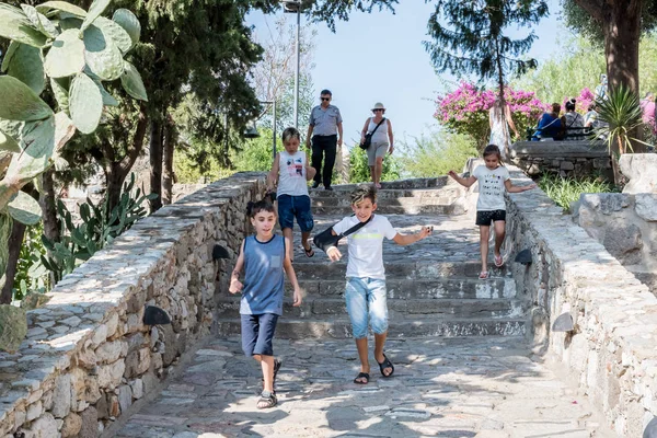 Personas Identificadas Caminan Exploran Castillo San Pedro Castillo Bodrum Turquía — Foto de Stock