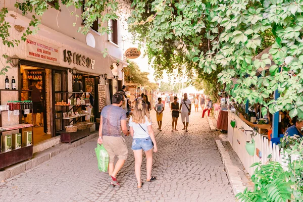 Kimliği belirsiz kişi yürümek ve Şirince Köyü, Selçuk, Izmir, Türkiye'de popüler bir hedef alışveriş yapmak. 21 Ağustos 2017