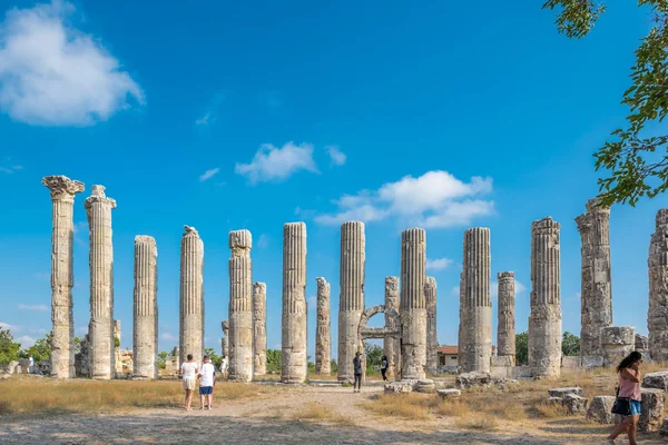 Turistas Identificados Caminando Explorando Templo Zeus Uzuncaburc Antigua Ciudad Ubicada —  Fotos de Stock