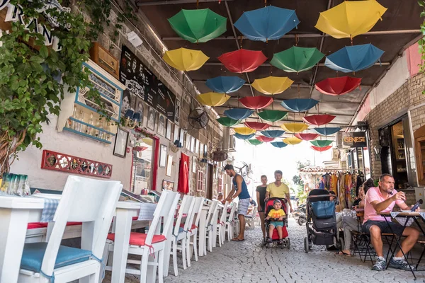 Kimliği Belirsiz Kişi Yürüyüş Caddesi Ile Kafe Restoran Ile Masa — Stok fotoğraf