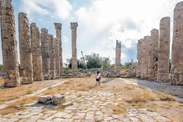Turistas Identificados Caminando Explorando Templo Zeus Uzuncaburc Antigua Ciudad Ubicada —  Fotos de Stock