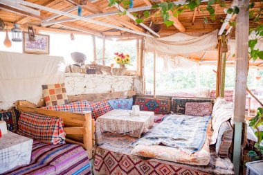 Nerede geleneksel yemek Gozleme(pastries,pancake) Şirince Köyü, Selçuk, Izmir, Türkiye'de satılan köşe yeme bir restoran manzara. 21 Ağustos 2017