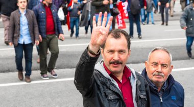 AKP (adalet ve Kalkınma Partisi) destekçileri diye sloganlar bağırıp Evet referandum, halk oylaması kampanya ralli İstanbul Yenikapı alan Toplantı sırasında parti bayrakları dalga. Türkiye, Istanbul, 8 Nisan 2017
