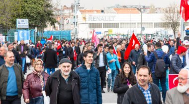 AKP (adalet ve Kalkınma Partisi) destekçileri diye sloganlar bağırıp Evet referandum, halk oylaması kampanya ralli İstanbul Yenikapı alan Toplantı sırasında parti bayrakları dalga. Türkiye, Istanbul, 8 Nisan 2017