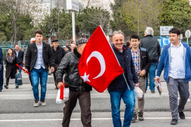AKP (adalet ve Kalkınma Partisi) destekçileri diye sloganlar bağırıp Evet referandum, halk oylaması kampanya ralli İstanbul Yenikapı alan Toplantı sırasında parti bayrakları dalga. Türkiye, Istanbul, 8 Nisan 2017