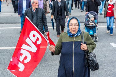AKP (adalet ve Kalkınma Partisi) destekçileri diye sloganlar bağırıp Evet referandum, halk oylaması kampanya ralli İstanbul Yenikapı alan Toplantı sırasında parti bayrakları dalga. Türkiye, Istanbul, 8 Nisan 2017