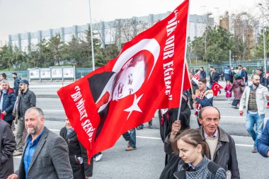 AKP (adalet ve Kalkınma Partisi) destekçileri diye sloganlar bağırıp Evet referandum, halk oylaması kampanya ralli İstanbul Yenikapı alan Toplantı sırasında parti bayrakları dalga. Türkiye, Istanbul, 8 Nisan 2017