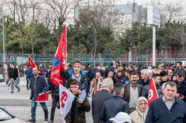 AKP (adalet ve Kalkınma Partisi) destekçileri diye sloganlar bağırıp Evet referandum, halk oylaması kampanya ralli İstanbul Yenikapı alan Toplantı sırasında parti bayrakları dalga. Türkiye, Istanbul, 8 Nisan 2017