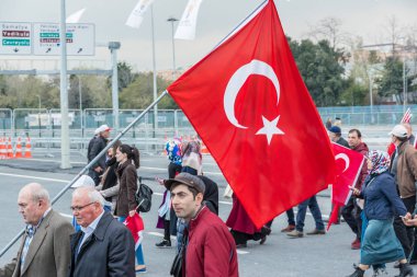 AKP (adalet ve Kalkınma Partisi) destekçileri diye sloganlar bağırıp Evet referandum, halk oylaması kampanya ralli İstanbul Yenikapı alan Toplantı sırasında parti bayrakları dalga. Türkiye, Istanbul, 8 Nisan 2017