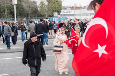 AKP (adalet ve Kalkınma Partisi) destekçileri diye sloganlar bağırıp Evet referandum, halk oylaması kampanya ralli İstanbul Yenikapı alan Toplantı sırasında parti bayrakları dalga. Türkiye, Istanbul, 8 Nisan 2017