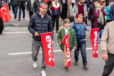 AKP (adalet ve Kalkınma Partisi) destekçileri diye sloganlar bağırıp Evet referandum, halk oylaması kampanya ralli İstanbul Yenikapı alan Toplantı sırasında parti bayrakları dalga. Türkiye, Istanbul, 8 Nisan 2017