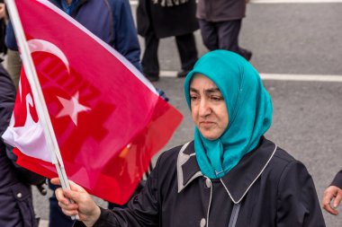AKP (adalet ve Kalkınma Partisi) destekçileri diye sloganlar bağırıp Evet referandum, halk oylaması kampanya ralli İstanbul Yenikapı alan Toplantı sırasında parti bayrakları dalga. Türkiye, Istanbul, 8 Nisan 2017
