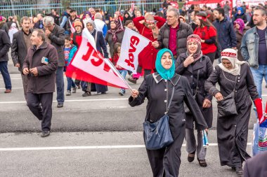 AKP (adalet ve Kalkınma Partisi) destekçileri diye sloganlar bağırıp Evet referandum, halk oylaması kampanya ralli İstanbul Yenikapı alan Toplantı sırasında parti bayrakları dalga. Türkiye, Istanbul, 8 Nisan 2017