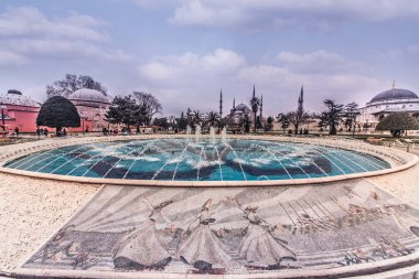Sultanahmet Camii görünümünü de Sultan Ahmed Camii Sultan Ahmet Camii Çeşmesi ön planda, Istanbul, Turkey.March 11,2017 ile denilen veya