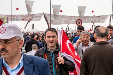 AKP (adalet ve Kalkınma Partisi) destekçileri diye sloganlar bağırıp Evet referandum, halk oylaması kampanya ralli İstanbul Yenikapı alan Toplantı sırasında parti bayrakları dalga. Türkiye, Istanbul, 8 Nisan 2017