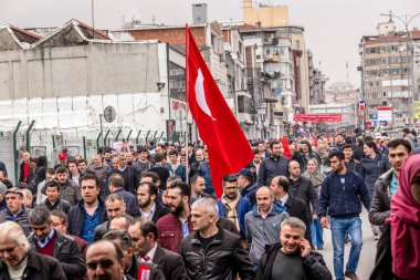 AKP (adalet ve Kalkınma Partisi) destekçileri diye sloganlar bağırıp Evet referandum, halk oylaması kampanya ralli İstanbul Yenikapı alan Toplantı sırasında parti bayrakları dalga. Türkiye, Istanbul, 8 Nisan 2017