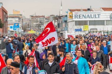 AKP (adalet ve Kalkınma Partisi) destekçileri diye sloganlar bağırıp Evet referandum, halk oylaması kampanya ralli İstanbul Yenikapı alan Toplantı sırasında parti bayrakları dalga. Türkiye, Istanbul, 8 Nisan 2017