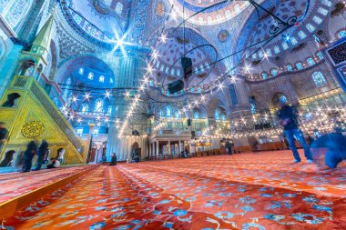 Müslüman halk Sultanahmet Camii için dua da Sultan Ahmed Camii ya da Sultan Ahmet Mosque.Istanbul,Turkey-Mart 11, 2017 denir