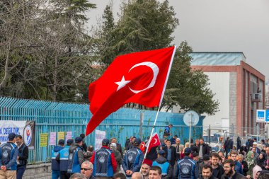 AKP (adalet ve Kalkınma Partisi) destekçileri diye sloganlar bağırıp Evet referandum, halk oylaması kampanya ralli İstanbul Yenikapı alan Toplantı sırasında parti bayrakları dalga. Türkiye, Istanbul, 8 Nisan 2017