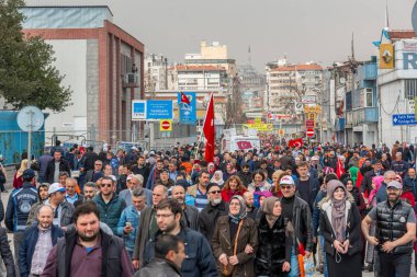 AKP (adalet ve Kalkınma Partisi) destekçileri diye sloganlar bağırıp Evet referandum, halk oylaması kampanya ralli İstanbul Yenikapı alan Toplantı sırasında parti bayrakları dalga. Türkiye, Istanbul, 8 Nisan 2017