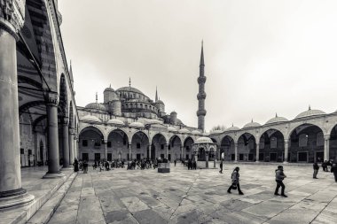 Kimliği belirsiz kişi, yürüyüş Camii Sultan Ahmed Camii veya Sultan Ahmet Camii Istanbul, Turkey.March 11,2017'olarak da adlandırılan mavi